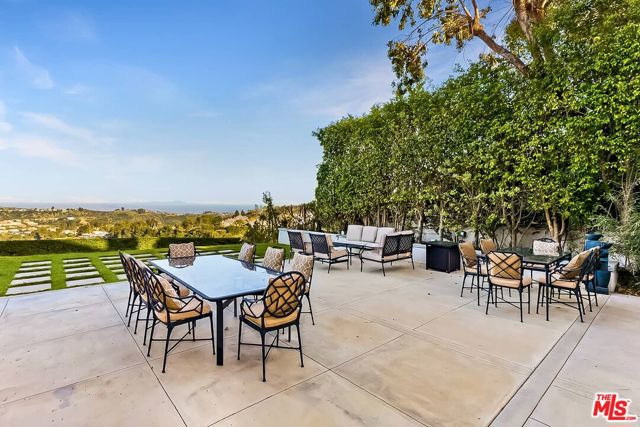 2322 Canyonback Road, Los Angeles CA: https://media.crmls.org/mediaz/d77aeff1-36c3-4d79-b215-f5faa5592240.jpg