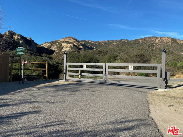 23629 Zuniga Road, Topanga CA: https://media.crmls.org/mediaz/d77c5854-1373-40c0-9f0d-f48382a258d7.jpg