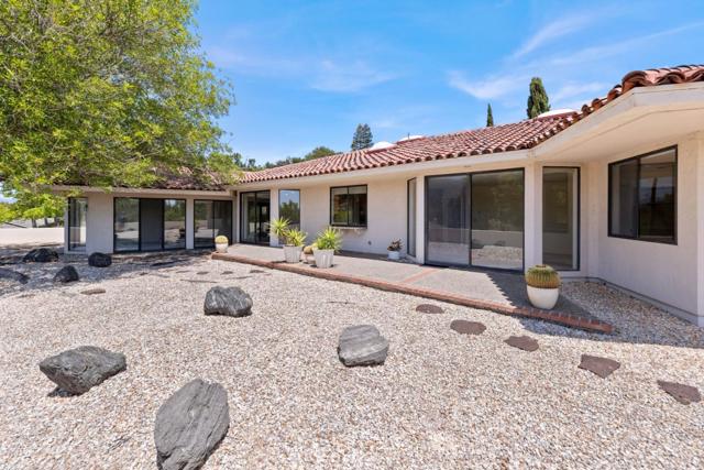 1091 Valley View Court, Los Altos CA: https://media.crmls.org/mediaz/d77c6999-5703-4096-8984-ce18f13c1ab8.jpg
