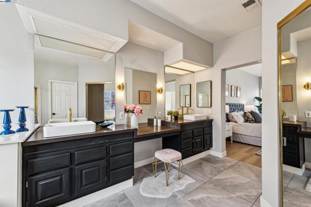 121 Jervis Bay, Alameda CA: https://media.crmls.org/mediaz/d77dcec3-cecf-475f-b6a8-9a829b570035.jpg