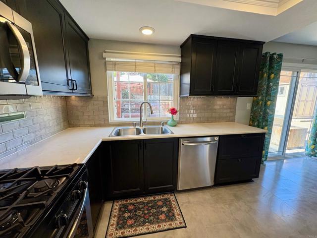 1004 Glenwood Way, Escondido CA: https://media.crmls.org/mediaz/d77ddd19-5678-474c-8a01-72803a64a9a4.jpg