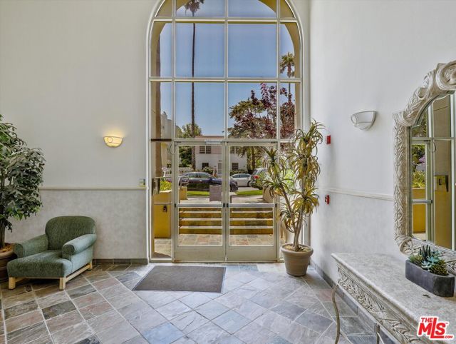 937 12th Street, Santa Monica CA: https://media.crmls.org/mediaz/d77e32eb-19c5-449d-bed9-cf462ba0ee7b.jpg