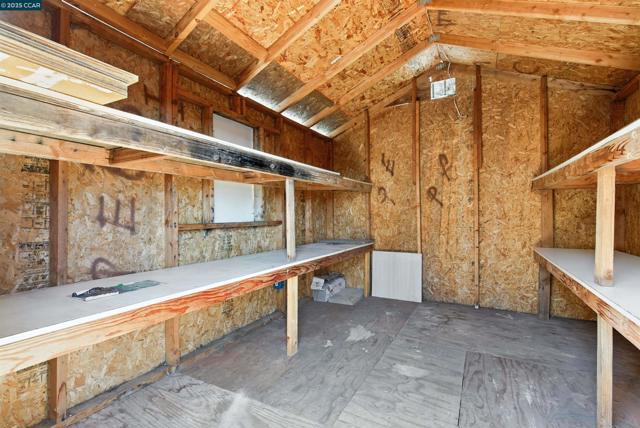 1015 Falcon Dr, Vallejo CA: https://media.crmls.org/mediaz/d77e660a-6589-4839-a75d-029ae0425cb9.jpg