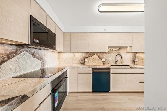 1820 Avenida Del Mundo, Coronado CA: https://media.crmls.org/mediaz/d77e7c81-7b13-438b-8304-70883455fae1.jpg