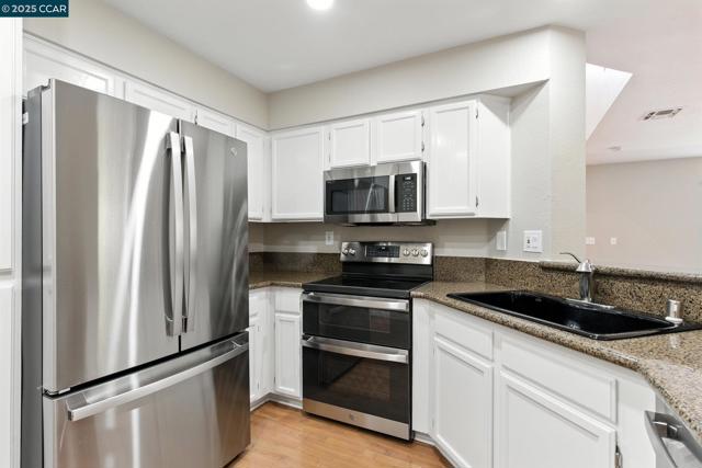 305 Daybreak Court, San Ramon CA: https://media.crmls.org/mediaz/d77f20e7-cce9-4f7b-b958-eb2c0ab92521.jpg