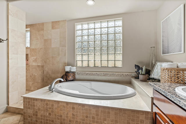 56738 Palms Dr Drive, La Quinta CA: https://media.crmls.org/mediaz/d7814bf2-3840-4543-ab07-b9e48c02ef32.jpg