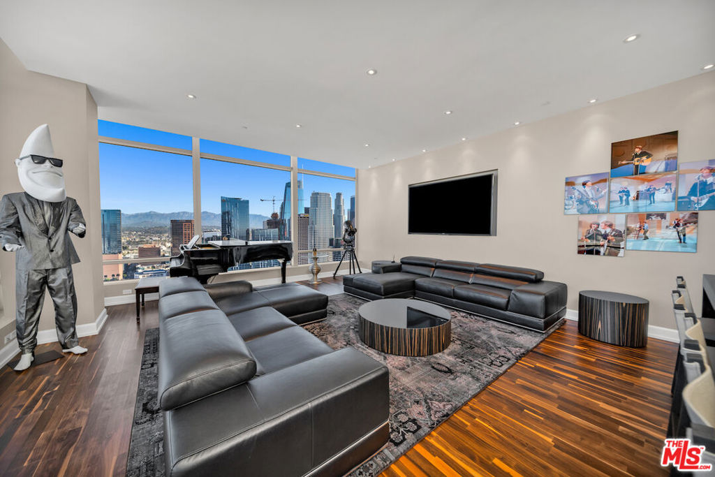 900 W OLYMPIC Boulevard 41J, Los Angeles, CA 90015