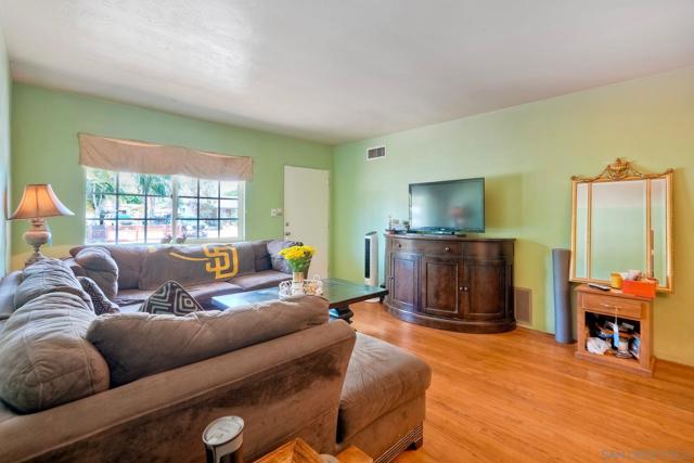 759 W 10Th Ave, Escondido CA: https://media.crmls.org/mediaz/d781df22-9824-4270-a2ef-f4c3abfff7d6.jpg