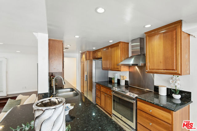 321 N Oakhurst Drive, Beverly Hills CA: https://media.crmls.org/mediaz/d781e0f1-872a-41af-924c-45cd371f2e35.jpg