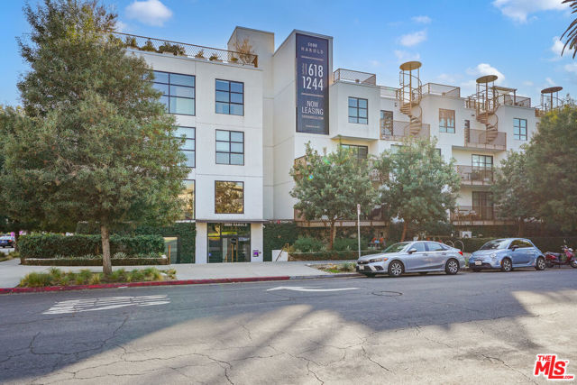 5800 Harold Way, Los Angeles CA: https://media.crmls.org/mediaz/d78216fe-515a-472f-bcfa-0b747f0e27f9.jpg
