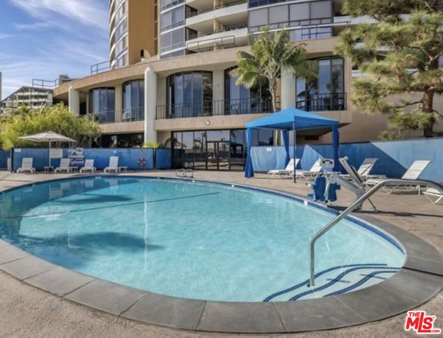 4337 Marina City Drive, Marina del Rey CA: https://media.crmls.org/mediaz/d782bea2-50f2-4ba1-869b-fdf482d37056.jpg