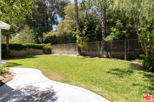27050 Riversbridge Way, Valencia CA: https://media.crmls.org/mediaz/d782def3-3a5e-4c55-a2fc-6ca3587752e8.jpg