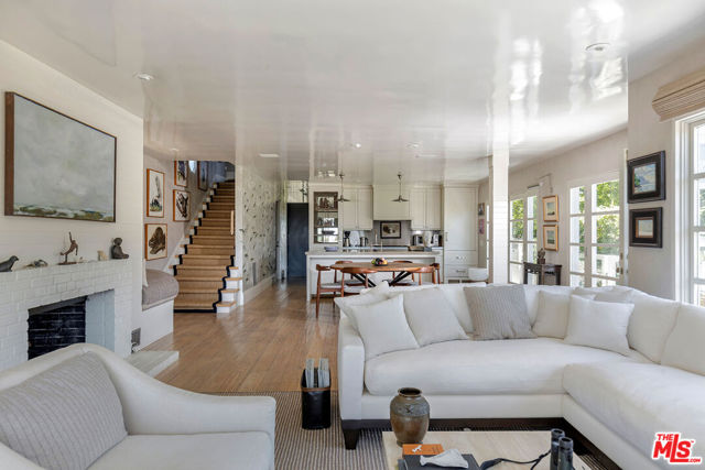 271 Amalfi Drive, Santa Monica CA: https://media.crmls.org/mediaz/d783d622-5fa5-4aaf-ab02-de579dfca482.jpg