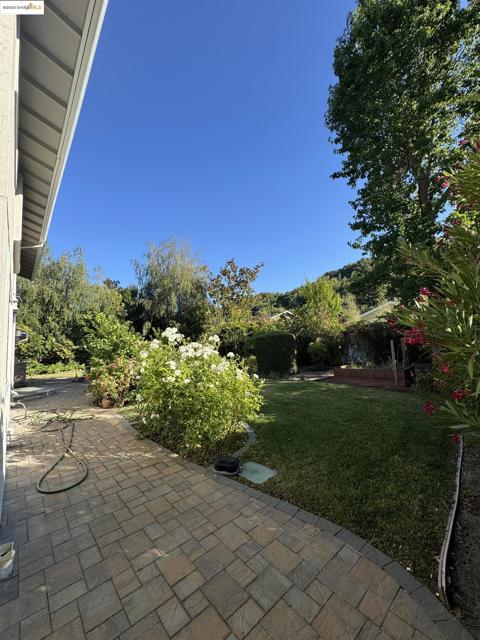 8 Juniper Way, Moraga CA: https://media.crmls.org/mediaz/d7852e06-853a-4db6-adf2-9b041346b291.jpg