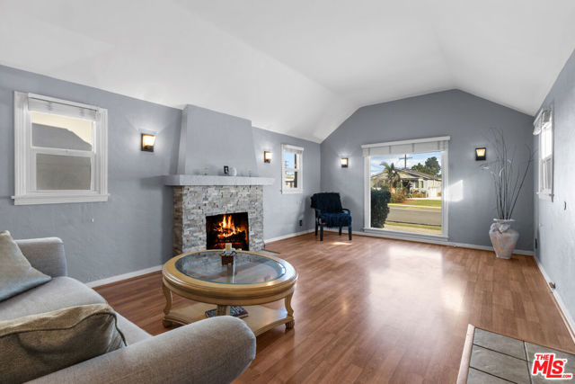 618 W 111th Place, Los Angeles CA: https://media.crmls.org/mediaz/d78587d5-5b9d-4c1d-8ed0-ee5b81fcb02d.jpg