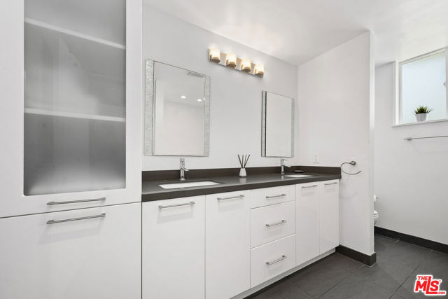 306 Bora Bora Way, Marina del Rey CA: https://media.crmls.org/mediaz/d7861adf-6083-4272-be4b-3375daee4e5f.jpg