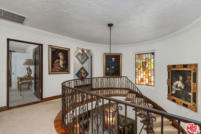 434 S Muirfield Road, Los Angeles CA: https://media.crmls.org/mediaz/d7861cf4-1633-46ac-aea5-b7399b90772e.jpg
