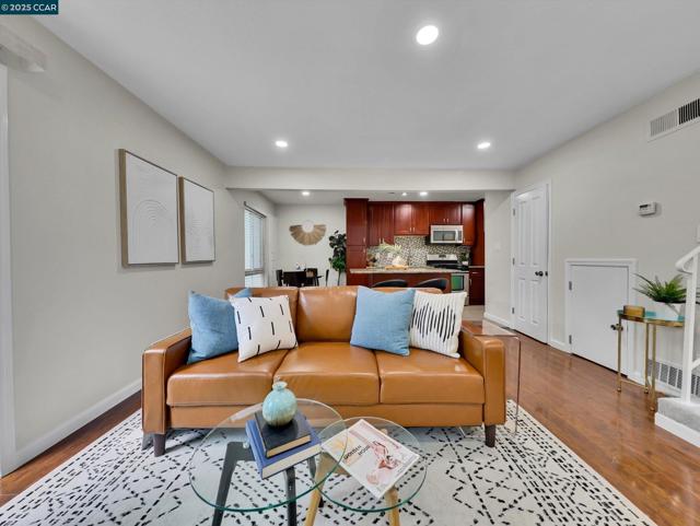 2033 Sierra Rd, Concord CA: https://media.crmls.org/mediaz/d7862af7-e61b-47a3-91c2-0a4c0c45b349.jpg