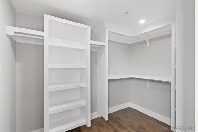 914 10th St, Imperial Beach CA: https://media.crmls.org/mediaz/d78665ac-f94b-4d5c-82c3-f8dcc8161f82.jpg