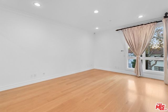 121 N Almont Drive, Beverly Hills CA: https://media.crmls.org/mediaz/d786aed3-96f1-4b37-8a69-662e026bd14a.jpg