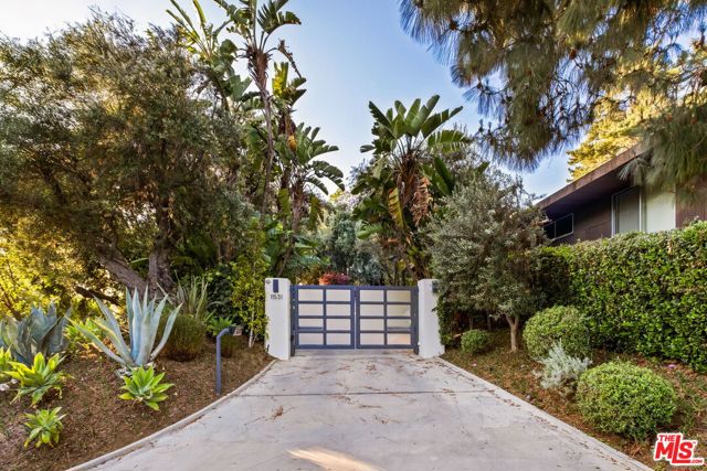 11531 Amanda Drive, Studio City CA: https://media.crmls.org/mediaz/d7892aa7-24d2-40a4-a290-213e762e551b.jpg