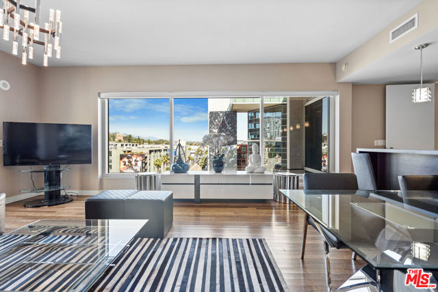 6250 Hollywood Boulevard, Los Angeles CA: https://media.crmls.org/mediaz/d7899c93-6f3e-4fb6-96e3-222ba6ffaee3.jpg