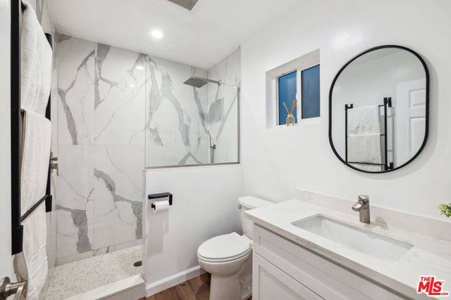 821 S Cloverdale Avenue, Los Angeles CA: https://media.crmls.org/mediaz/d78aa724-8303-413c-97c6-83d5d8b0b784.jpg