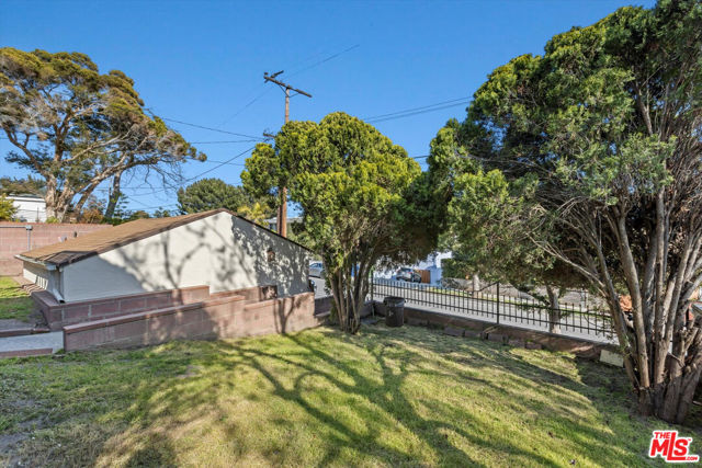 711 Pier Avenue, Santa Monica CA: https://media.crmls.org/mediaz/d78b4a4b-ebfb-425a-a521-7d8d8ac71e6d.jpg