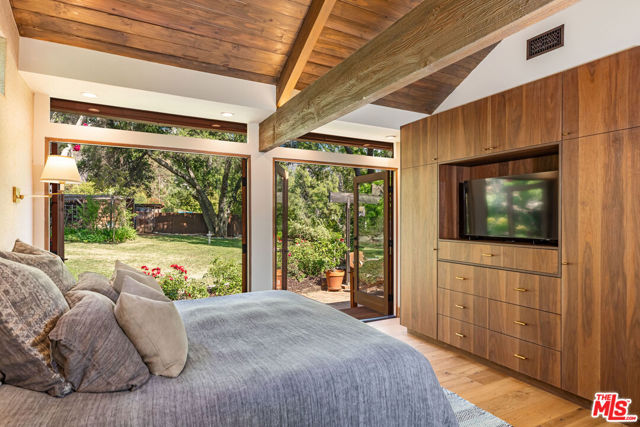 1064 Meadows End Drive, Calabasas CA: https://media.crmls.org/mediaz/d78b7f82-d31c-49fb-8818-03e35846c345.jpg