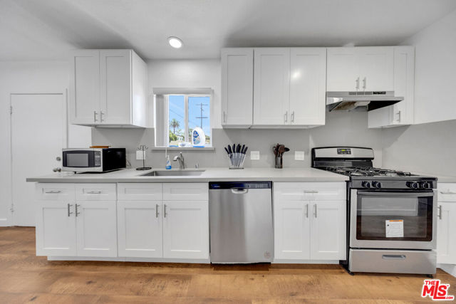 1286 W 39th Place, Los Angeles CA: https://media.crmls.org/mediaz/d78b8a80-70a1-4d15-94a4-c10e1bc0e2ba.jpg