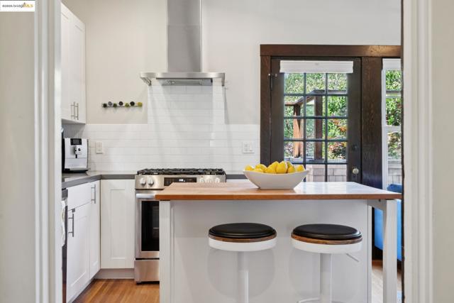 485 Hardy St, Oakland CA: https://media.crmls.org/mediaz/d78f036e-6e38-4603-8e08-cedffc50254b.jpg