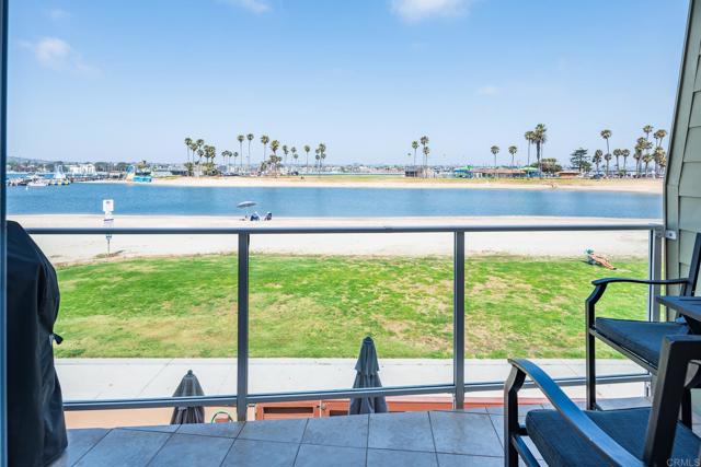 3750 Bayside Walk, San Diego CA: https://media.crmls.org/mediaz/d78f53ed-ce34-44f0-bd5a-9d9ce56c4490.jpg