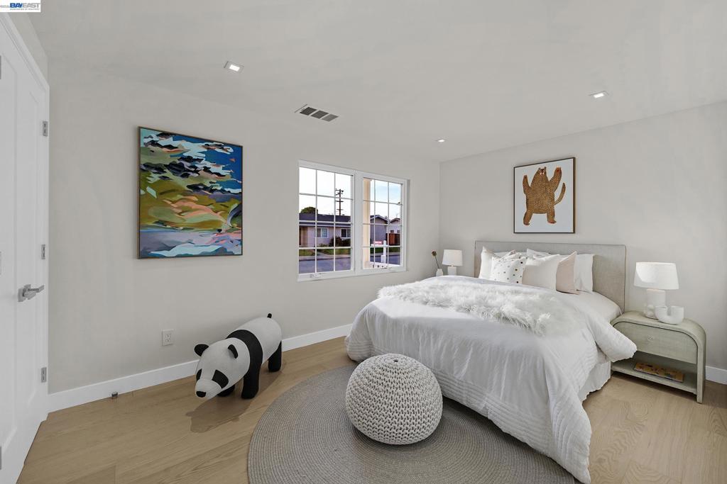 https://media.crmls.org/mediaz/d78f6160-7030-4aa5-8a22-38ff220588c6.jpg?preset=X-Large