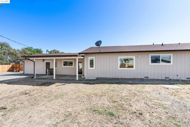 3393 Gateway Rd, Bethel Island CA: https://media.crmls.org/mediaz/d7909396-2b49-4ab6-bbcc-d693112a9259.jpg