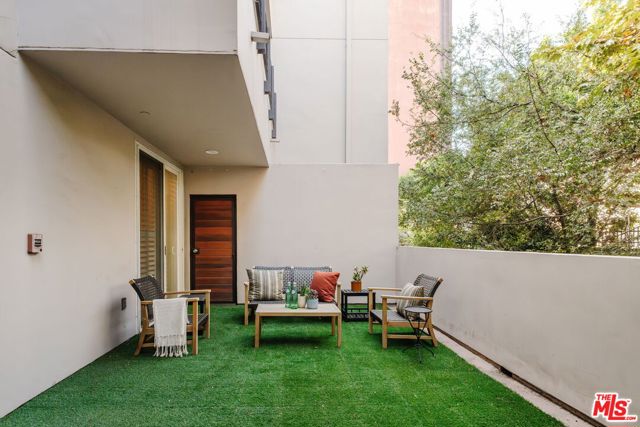 4925 Wilshire Boulevard, Los Angeles CA: https://media.crmls.org/mediaz/d790af37-4b4e-4d8d-a779-60e7f942f97a.jpg