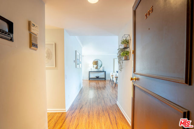 818 S Lucerne Boulevard, Los Angeles CA: https://media.crmls.org/mediaz/d7912819-0a26-4a99-b093-4558145cd51c.jpg