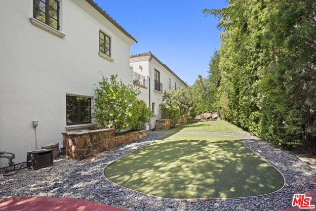 18414 Corazon Circle, Tarzana CA: https://media.crmls.org/mediaz/d791e5ed-5495-497a-b7d7-f99e942badf9.jpg