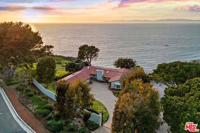 1115 Palos Verdes Drive West Drive, Palos Verdes Estates CA: https://media.crmls.org/mediaz/d792b694-43f6-48e2-8ed3-8c8b1f494246.jpg