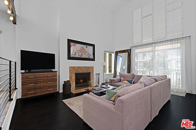 20 1/2 NORTHSTAR Street, Marina del Rey CA: https://media.crmls.org/mediaz/d792ebb9-f63d-4f69-935a-bc3f1e399680.jpg