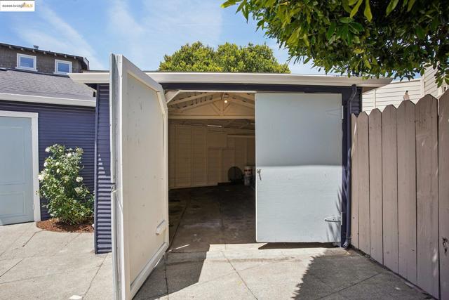 320 Forest St, Oakland CA: https://media.crmls.org/mediaz/d7933885-46f0-451f-b823-be9220e7102f.jpg