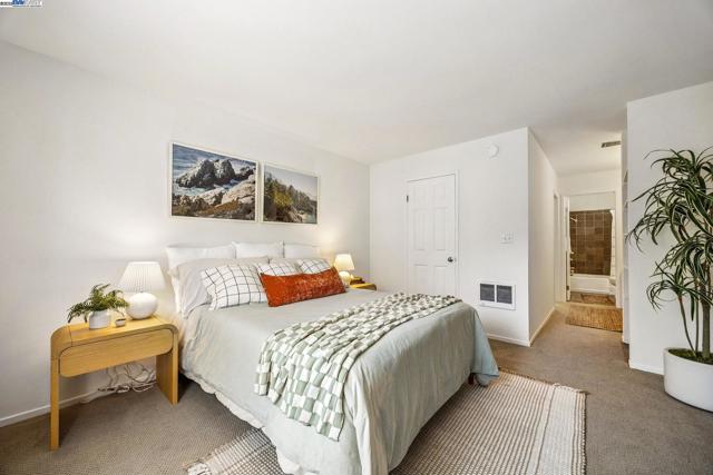 950 Shorepoint Ct, Alameda CA: https://media.crmls.org/mediaz/d7935fed-cdb1-4575-9392-089ffbccc1a1.jpg