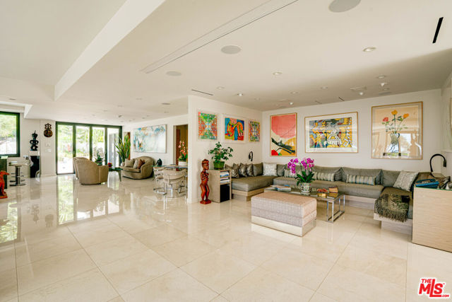 1821 Loma Vista Drive, Beverly Hills CA: https://media.crmls.org/mediaz/d793804a-7243-4651-be38-b624dd9ae25f.jpg