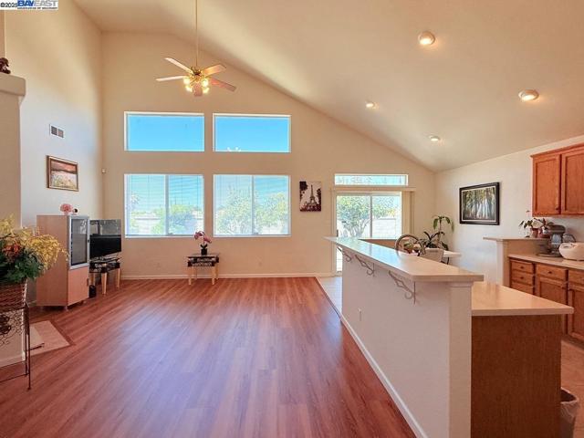 1322 Emerson Dr, Pittsburg CA: https://media.crmls.org/mediaz/d793dad0-dee5-4a35-8ab8-b18d3aba4100.jpg