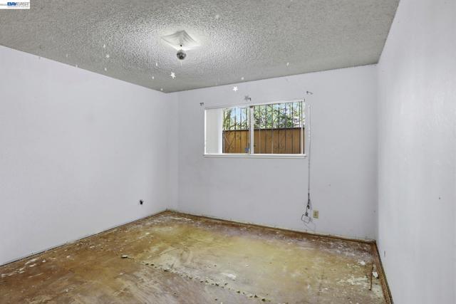 Image 21 of 48 For 2550 Damuth St