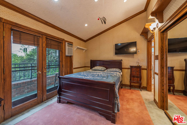 1242 Angelo Drive, Beverly Hills CA: https://media.crmls.org/mediaz/d7943671-4e2a-4eb6-a4ab-f5617d1a7f29.jpg