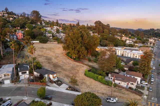2950 Cumberland Way, Oakland CA: https://media.crmls.org/mediaz/d7950bc2-ed31-4776-b10d-be500fbc93c4.jpg