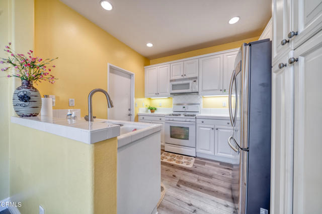 Detail Gallery Image 11 of 29 For 19534 Laroda Ln #225,  Saugus,  CA 91350 - 2 Beds | 2/1 Baths