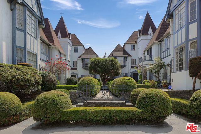 920 S Serrano Avenue, Los Angeles CA: https://media.crmls.org/mediaz/d795b4ed-05f7-4c18-8400-c14121c4cd97.jpg