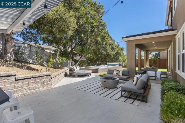 17691 Whisper Ln, Castro Valley CA: https://media.crmls.org/mediaz/d795fe3d-12b2-4597-bd4f-ca03a02619d4.jpg