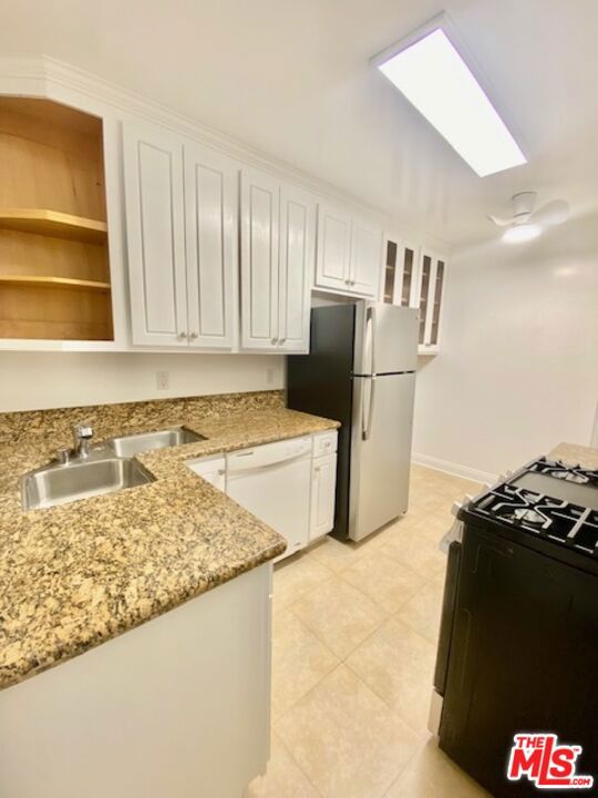 1040 N Sweetzer Avenue, West Hollywood CA: https://media.crmls.org/mediaz/d796b2fe-0053-43ea-b5a4-b5e5bce48b8c.jpg